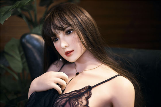 Bambola asiatica sexy di 163 cm Capelli lunghi neri Natura Pelle con pizzo nero Abiti medi Tetti
