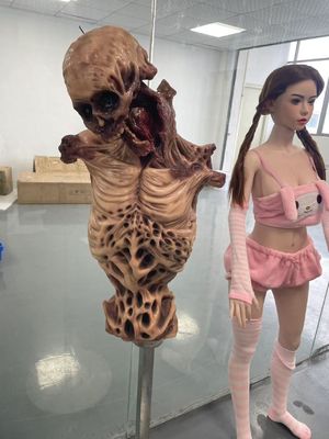 Scheletro umano a grandezza naturale, ossa, corpo per una casa infestata, cimitero, Halloween e mostra, Halloween.